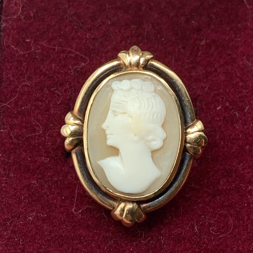 14k Gold and Cream Cameo Ring